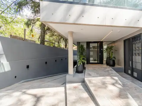 Excelente departamento de 2 ambientes con jardín y cochera en venta ubicado en Acassuso.
