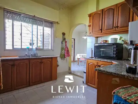 Casa 7 ambientes con 2 baños