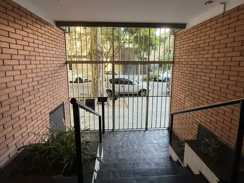 EXCELENTE OPORTUNIDAD DE INVERSION- 3 AMBIENTES A REFACCIONAR, CON BALCON AL C/FRENTE, VISTA ABIERTA, COCHERA DESCUBIERTA