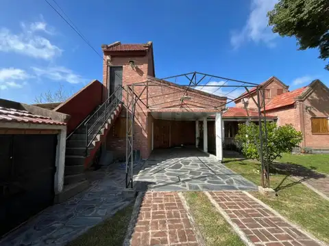 Casa en Venta con 2 cocheras