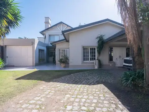 Casa en Venta con 3 cocheras