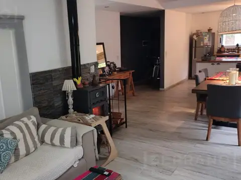 Casa 5 ambientes con 2 baños