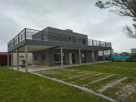 CASA 4 AMB. CON PILETA, QUINCHO Y GRAN PARQUE – LAGOS DE SAN ELISEO