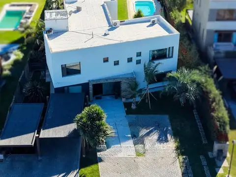 Casa 7 ambientes con 2 baños