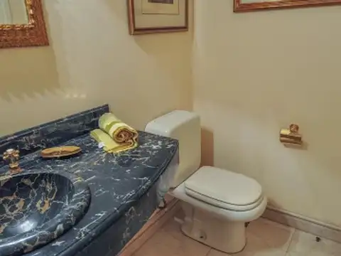 Casa 9 ambientes con 5 baños