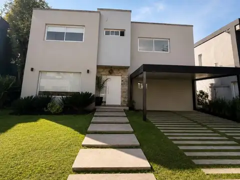 EXCELENTE CASA DE 4 AMBIENTES EN BARRIO HARAS MARIA VICTORIA