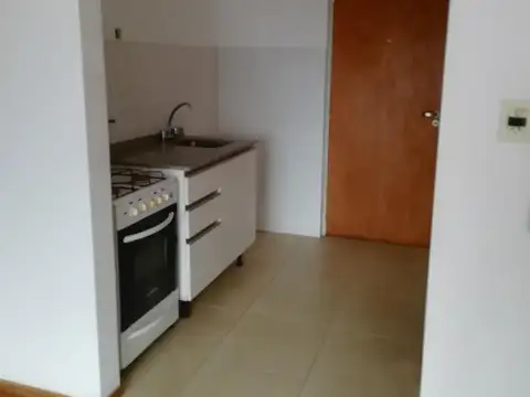 EXCELENTE MONOAMBIENTE CON QUINCHO Y PILETA