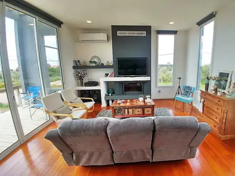 Casa 4 ambientes con 2 baños