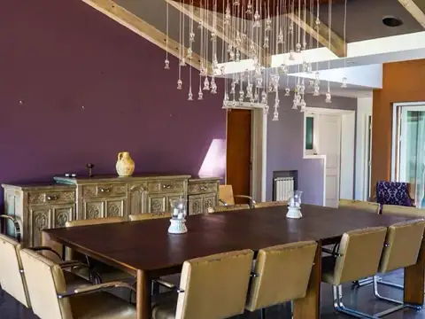 Casa 10 ambientes con 5 baños