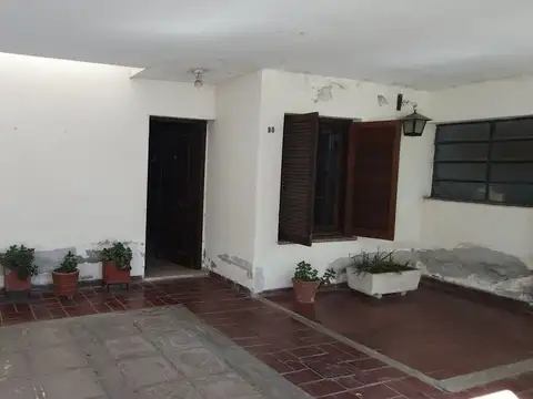 Casa 8 ambientes con 2 baños