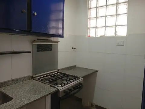 Excelente monoambiente con cocina independiente