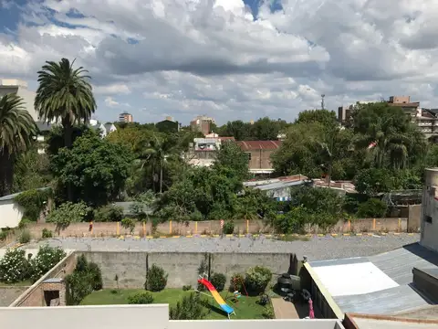 EXCELENTE 2 AMBTES. CON BAÑO EN SUITE Y TOILETTE | COCHERA CUBIERTA | VISTA ABIERTA