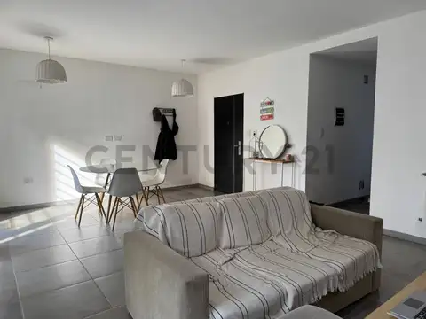 Casa en Alquiler con 2 cocheras