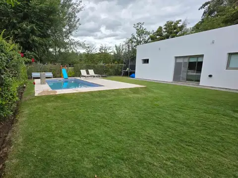Casa en Venta con 2 cocheras