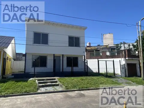 casa en dos plantas - alquiler - Dos dormitorios y dos baños. Lugar para auto.
