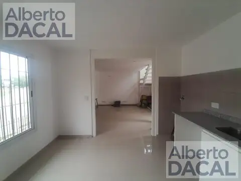 casa en dos plantas - alquiler - Dos dormitorios y dos baños. Lugar para auto.