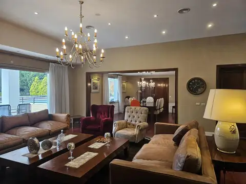 Casa en Venta con 3 cocheras