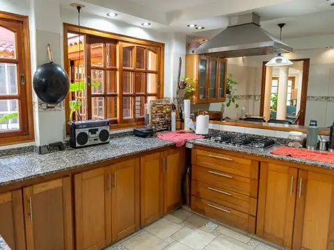 Casa en Venta con 2 cocheras