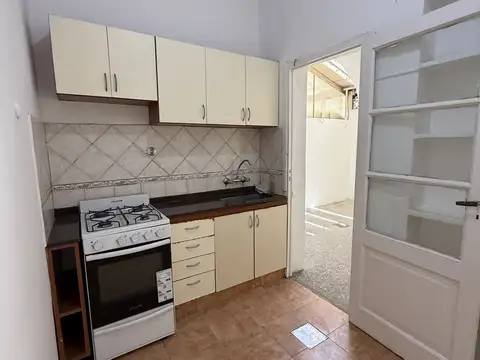 HERMOSO PH A REMODELAR, DE 2 AMB CON HALL DE RECEPCION, GRAN SUPERFICIE: 49M2, PLANTA BAJA AL FRENTE, SIN EXPENSAS.