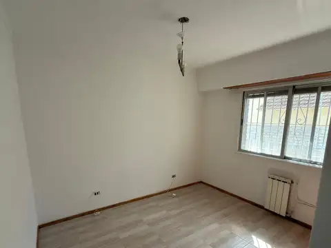 CHALET DE CORTE CLASICO - ZONA RESIDENCIAL - 3 DORMITORIOS - QUINCHO