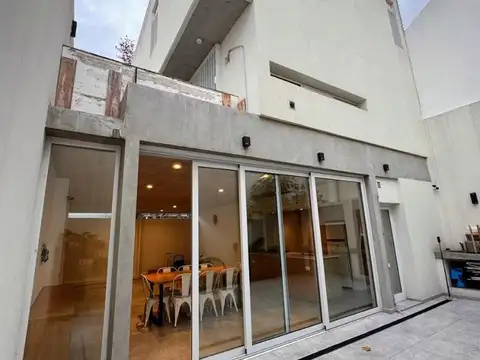 Casa en 3 Plantas • Máxima Calidad y Luz en Villa del Parque