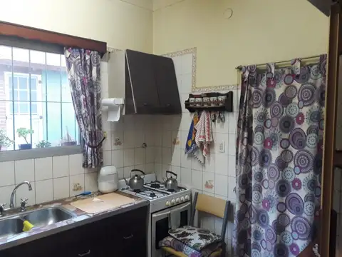 Casa 6 ambientes con 2 baños