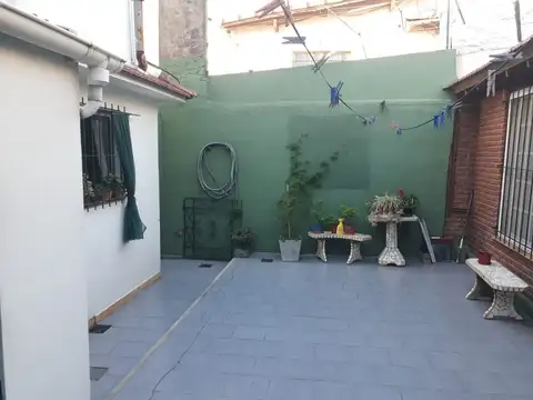 Casa multifamiliar. Ideal dos familias, entradas independientes.