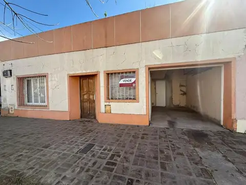 CASA DE 5 AMBIENTES CON DEPARTAMENTO ANEXO Y PARQUE