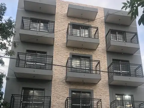 Departamento 2 amb amplios con balcón al frente
