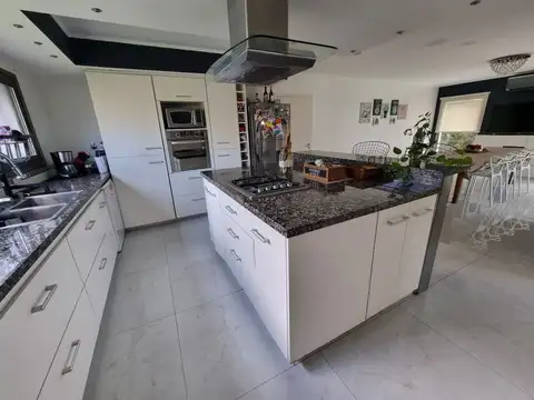 Casa en Venta con 5 cocheras