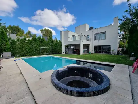 Casa en Venta en Villa Santos Tesei, USD 485.000