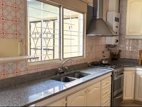 Casa en venta en Los Hornos. 2 dorms. parque.