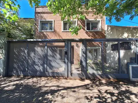 Casa 5 amb. con jardín y cochera.