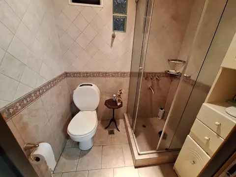 Casa 5 amb. con jardín y cochera.