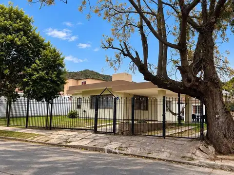 Casa 8 ambientes con 2 baños