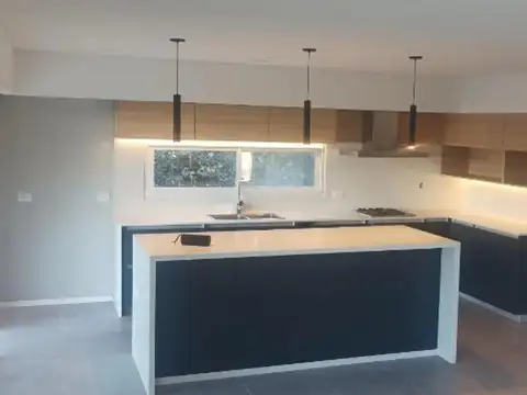 Casa 6 ambientes con 4 baños