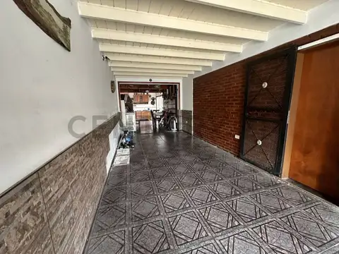 Venta casa en Berazategui con jardín, piscina y garage
