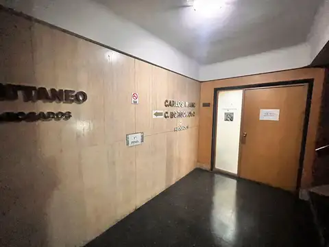 Oficina 7 ambientes con 2 baños