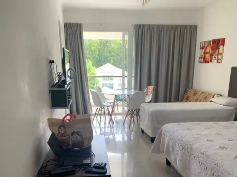 Impecable monoambiente, comodo e iluminado.