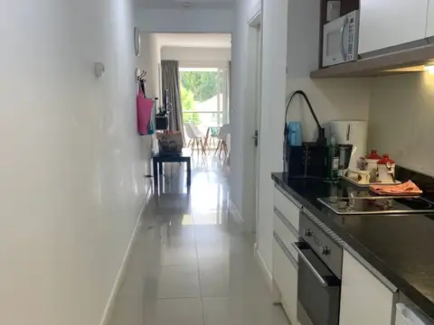 Impecable monoambiente, comodo e iluminado.