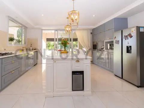 Casa en Venta con 4 cocheras