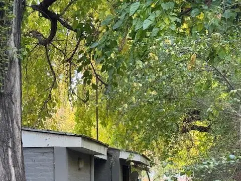 Casa en Alquiler con 2 cocheras