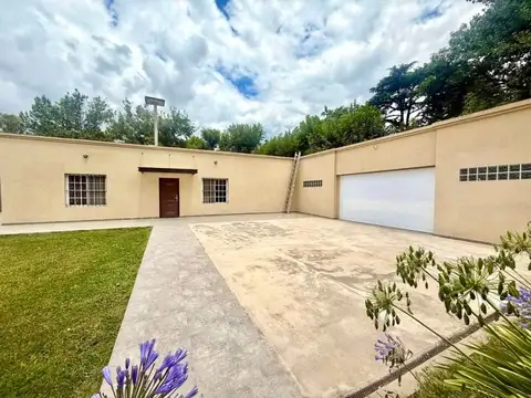 Casa en Alquiler con 2 cocheras