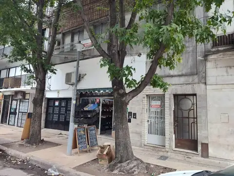 Hermosa casa reciclada en su estilo con Local comercial