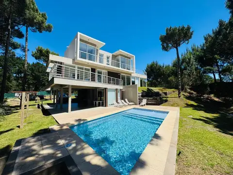 Casa el Barrio Privado Villa Robles de cuatro ambientes con piscina