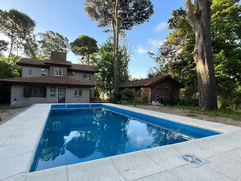 Casa - Venta - Villa Gesell - 5 Ambientes - Pileta - Gas Natural