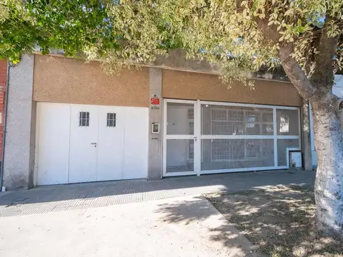 Casa en venta con gran lote sobre Av. Fcdo Zuviría