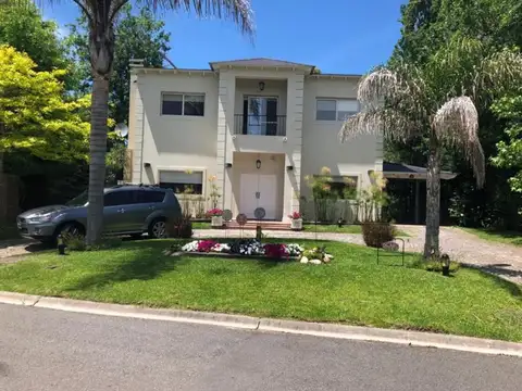 CASA 6 AMBIENTES PILETA -JARDIN DE INVIERNO-PARQUE