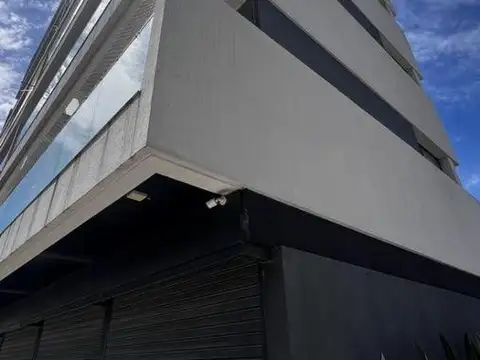 IMPECABLE 3 AMBIENTES CON COCHERA PRIVADA Y DOBLE BALCÓN