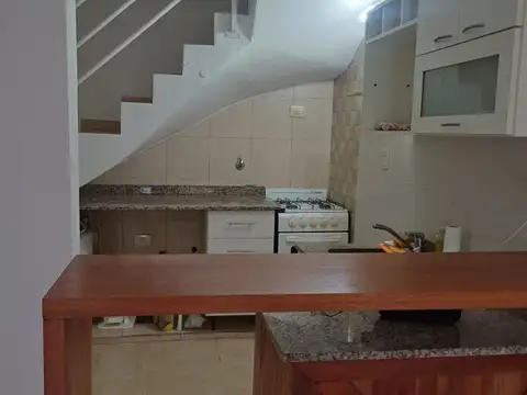 Depto Tipo Casa en Alquiler en Villa Luzuriaga, $ 620.000